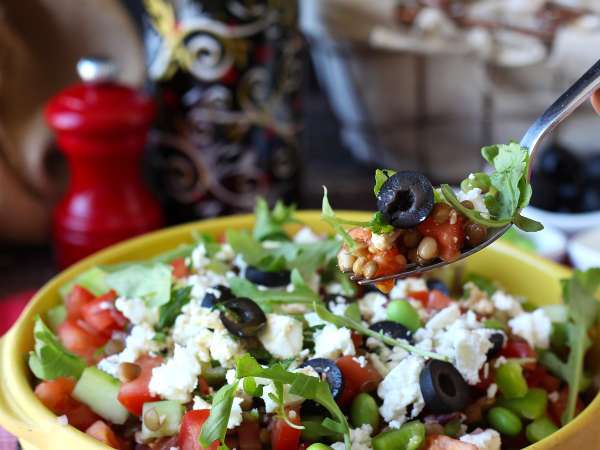 Insalata di lenticchie, feta ed edamame con verdure croccanti - Preparazione tappa 6