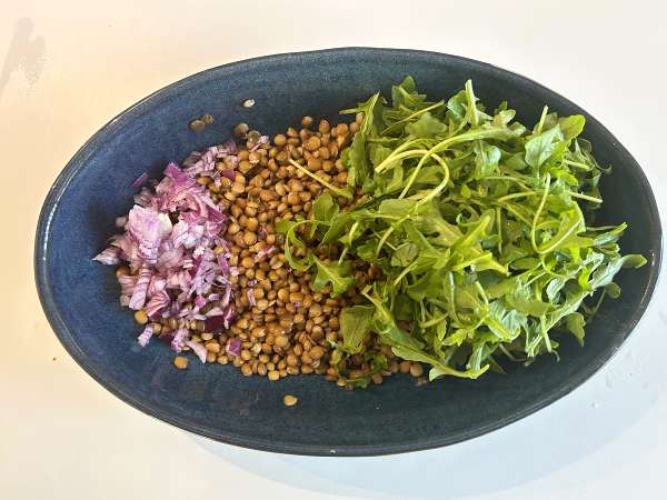 Insalata proteica di lenticchie con cottage cheese facile e veloce - Preparazione tappa 2