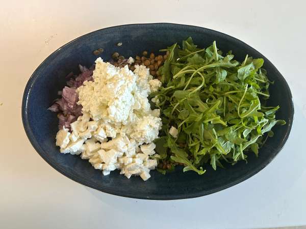 Insalata proteica di lenticchie con cottage cheese facile e veloce - Preparazione tappa 3