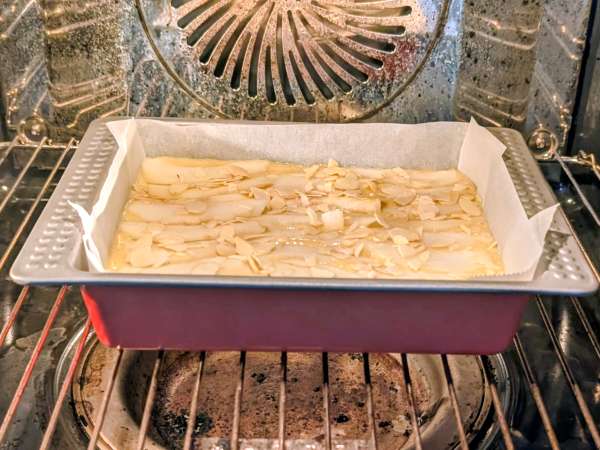 Torta alle pere facile e soffice con mandorle - Preparazione tappa 8