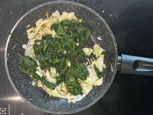 Torta salata senza sfoglia con spinaci e formaggio: morbida e cremosa - Preparazione tappa 2