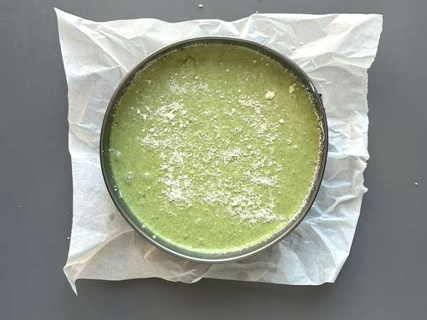 Torta salata senza sfoglia con spinaci e formaggio: morbida e cremosa - Preparazione tappa 5