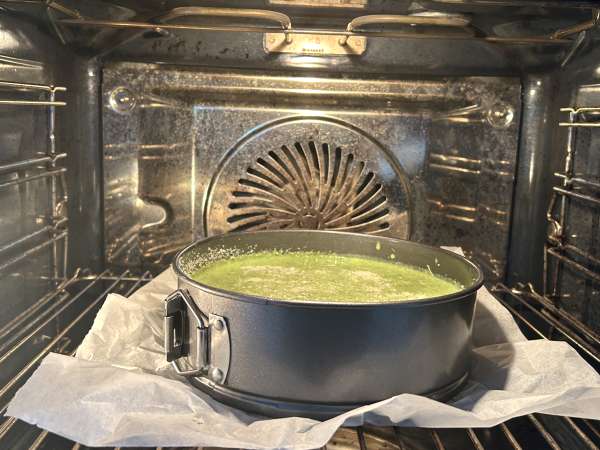 Torta salata senza sfoglia con spinaci e formaggio: morbida e cremosa - Preparazione tappa 6