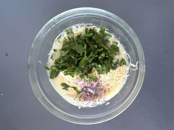 Muffin salati con cottage cheese e spinaci in friggitrice ad aria - Preparazione tappa 2