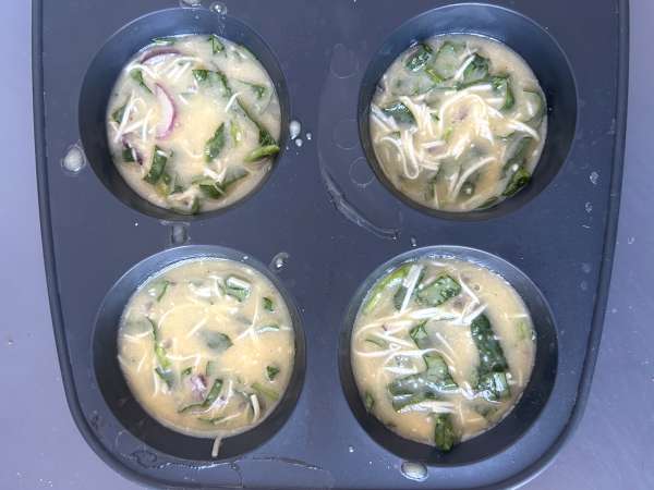 Muffin salati con cottage cheese e spinaci in friggitrice ad aria - Preparazione tappa 3