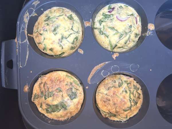 Muffin salati con cottage cheese e spinaci in friggitrice ad aria - Preparazione tappa 4