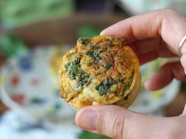 Muffin salati con cottage cheese e spinaci in friggitrice ad aria - Preparazione tappa 5