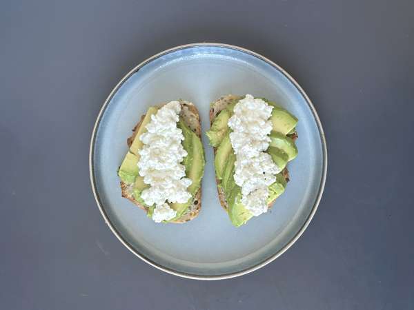 Bruschette con avocado, cottage cheese, miele e peperoncino - Preparazione tappa 3