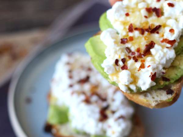 Bruschette con avocado, cottage cheese, miele e peperoncino - Preparazione tappa 4