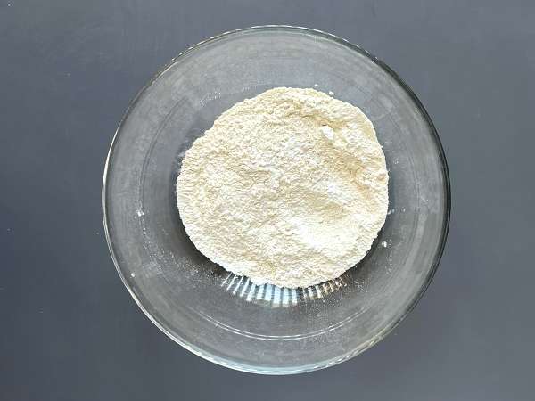 Pizza al cottage cheese senza lievitazione: morbida, proteica e facilissima - Preparazione tappa 1