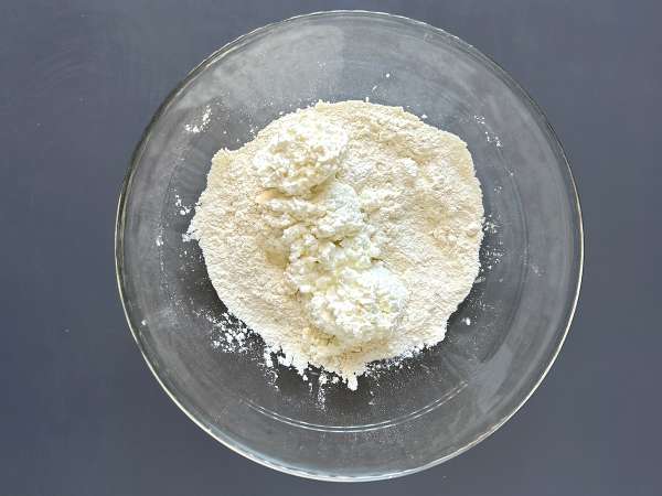 Pizza al cottage cheese senza lievitazione: morbida, proteica e facilissima - Preparazione tappa 2