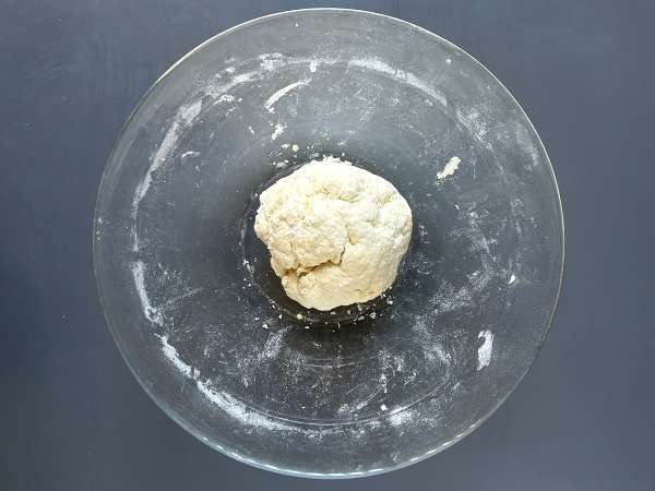 Pizza al cottage cheese senza lievitazione: morbida, proteica e facilissima - Preparazione tappa 3
