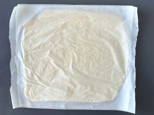 Pizza al cottage cheese senza lievitazione: morbida, proteica e facilissima - Preparazione tappa 4