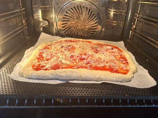 Pizza al cottage cheese senza lievitazione: morbida, proteica e facilissima - Preparazione tappa 6