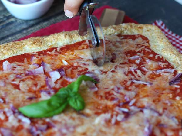 Pizza al cottage cheese senza lievitazione: morbida, proteica e facilissima - Preparazione tappa 7
