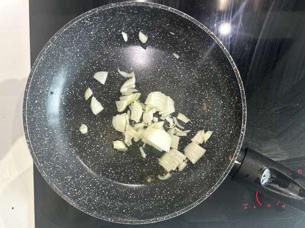 Torta salata con salmone, spinaci e cottage cheese senza pasta sfoglia - Preparazione tappa 1
