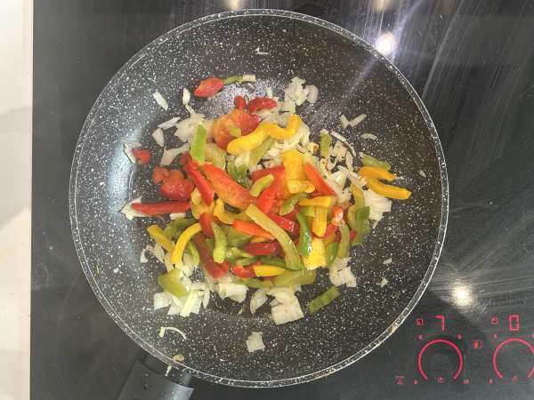 Torta salata con salmone, spinaci e cottage cheese senza pasta sfoglia - Preparazione tappa 2