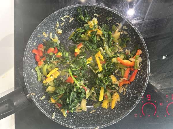 Torta salata con salmone, spinaci e cottage cheese senza pasta sfoglia - Preparazione tappa 3