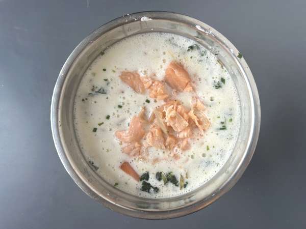 Torta salata con salmone, spinaci e cottage cheese senza pasta sfoglia - Preparazione tappa 6