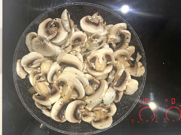 Quiche senza base con funghi, pancetta e fiocchi di latte - Preparazione tappa 2