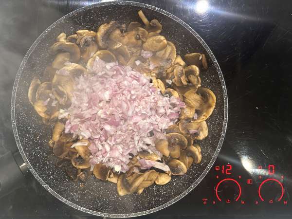 Quiche senza base con funghi, pancetta e fiocchi di latte - Preparazione tappa 3