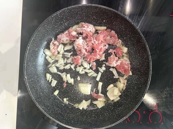 Quiche senza base con broccoli, pancetta e cottage cheese - Preparazione tappa 1