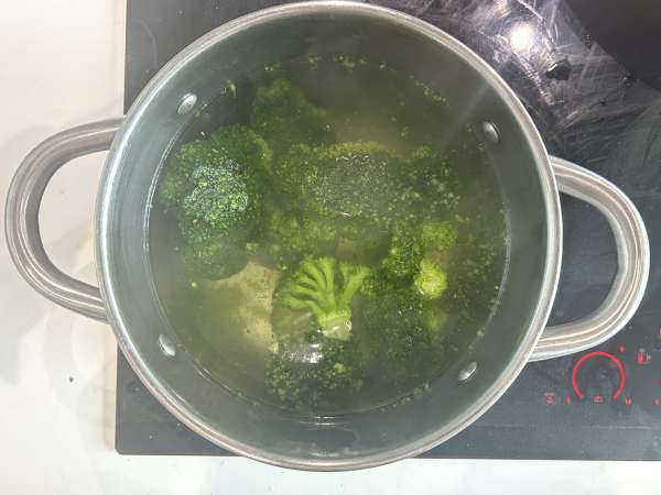 Quiche senza base con broccoli, pancetta e cottage cheese - Preparazione tappa 2
