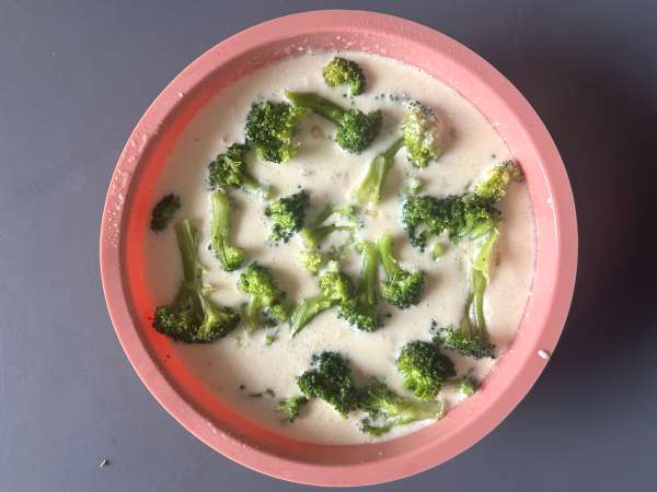 Quiche senza base con broccoli, pancetta e cottage cheese - Preparazione tappa 5