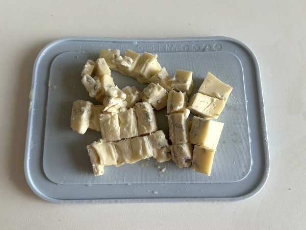 Torta salata di pere, gorgonzola e noci: un irresistibile abbinamento agrodolce - Preparazione tappa 2