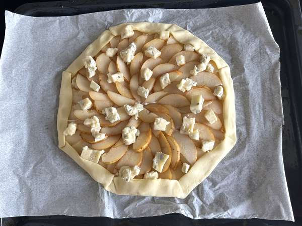 Torta salata di pere, gorgonzola e noci: un irresistibile abbinamento agrodolce - Preparazione tappa 8