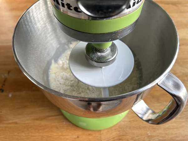 Zwiebelkuchen: la torta salata tedesca con cipolle morbide e pancetta a cubetti - Preparazione tappa 2