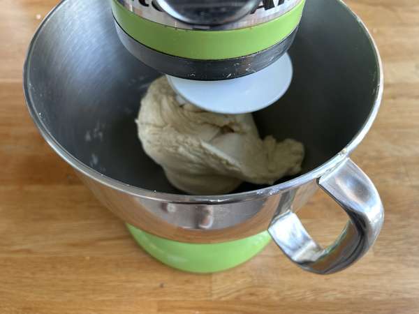 Zwiebelkuchen: la torta salata tedesca con cipolle morbide e pancetta a cubetti - Preparazione tappa 3
