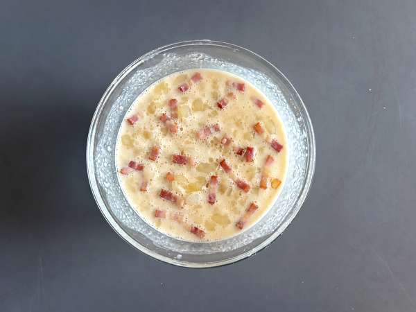 Zwiebelkuchen: la torta salata tedesca con cipolle morbide e pancetta a cubetti - Preparazione tappa 7