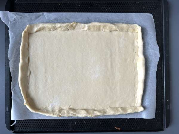 Zwiebelkuchen: la torta salata tedesca con cipolle morbide e pancetta a cubetti - Preparazione tappa 8