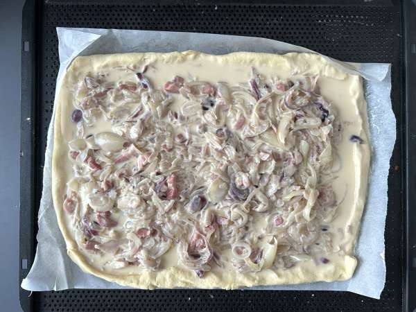 Zwiebelkuchen: la torta salata tedesca con cipolle morbide e pancetta a cubetti - Preparazione tappa 9