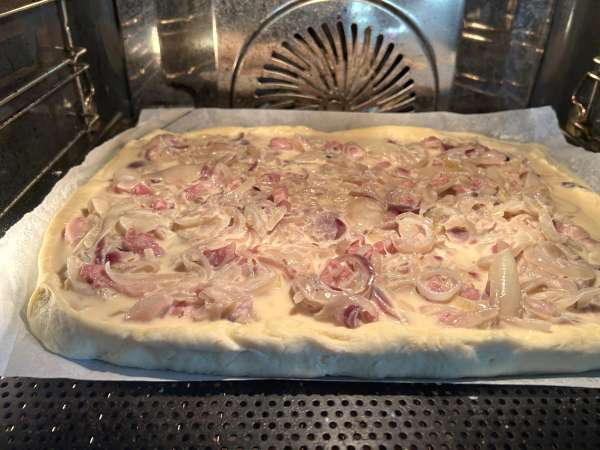 Zwiebelkuchen: la torta salata tedesca con cipolle morbide e pancetta a cubetti - Preparazione tappa 10