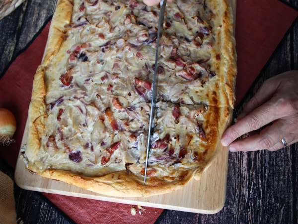 Zwiebelkuchen: la torta salata tedesca con cipolle morbide e pancetta a cubetti - Preparazione tappa 11