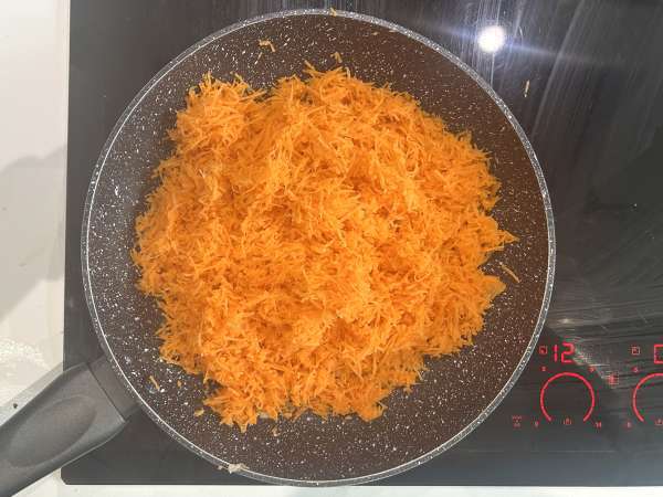 Torta salata senza pasta con tonno, carote e cottage cheese: facile e ricca di proteine - Preparazione tappa 1