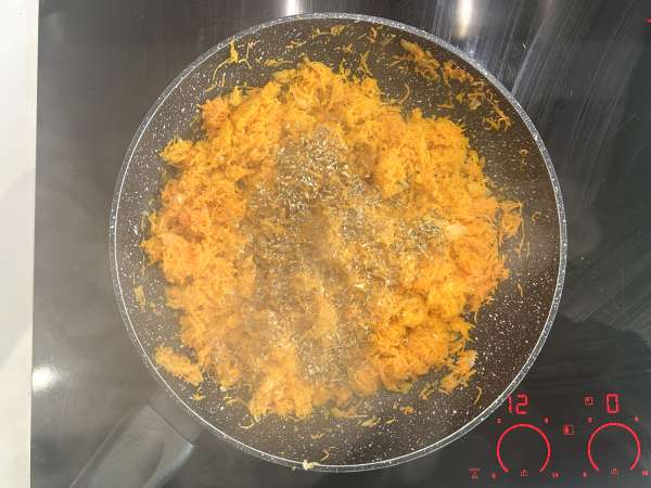 Torta salata senza pasta con tonno, carote e cottage cheese: facile e ricca di proteine - Preparazione tappa 2