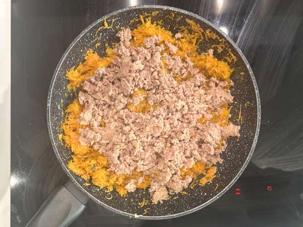 Torta salata senza pasta con tonno, carote e cottage cheese: facile e ricca di proteine - Preparazione tappa 3