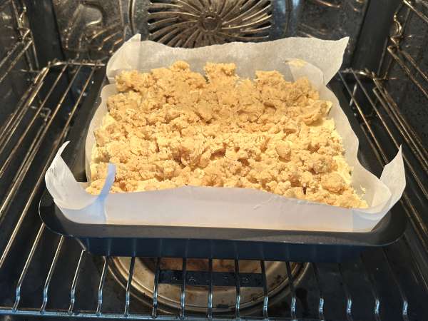 Torta di mele morbidissima con streusel croccante - Preparazione tappa 7