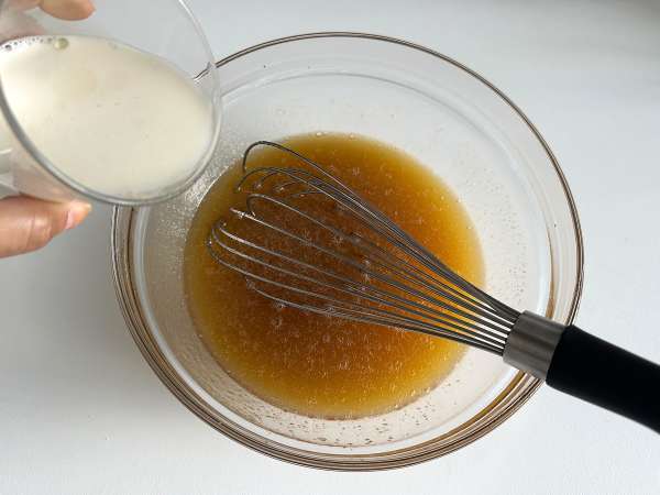 Torta al miele soffice e umida con cannella, facile e senza sbattitore - Preparazione tappa 2