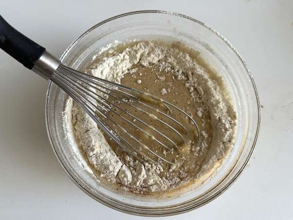 Torta al miele soffice e umida con cannella, facile e senza sbattitore - Preparazione tappa 4