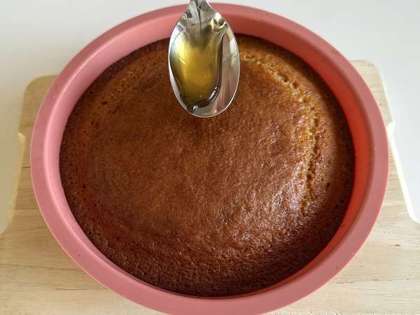 Torta al miele soffice e umida con cannella, facile e senza sbattitore - Preparazione tappa 6