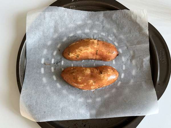 Patata dolce al forno con uovo, feta, miele e noci - Preparazione tappa 1