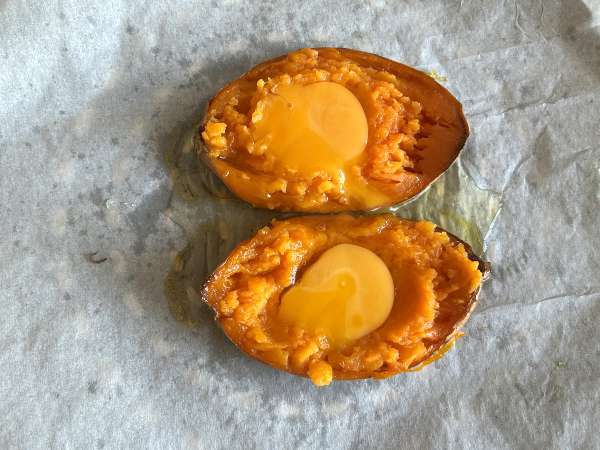 Patata dolce al forno con uovo, feta, miele e noci - Preparazione tappa 3