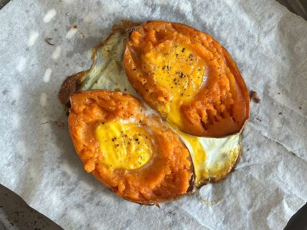 Patata dolce al forno con uovo, feta, miele e noci - Preparazione tappa 4