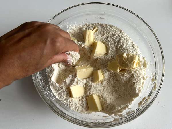 Szarlotka: torta di mele polacca con copertura sbriciolata e croccante - Preparazione tappa 2