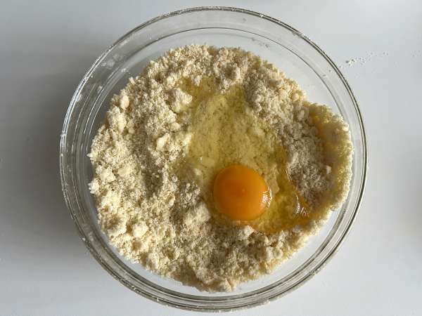 Szarlotka: torta di mele polacca con copertura sbriciolata e croccante - Preparazione tappa 3