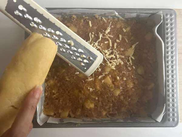 Szarlotka: torta di mele polacca con copertura sbriciolata e croccante - Preparazione tappa 11